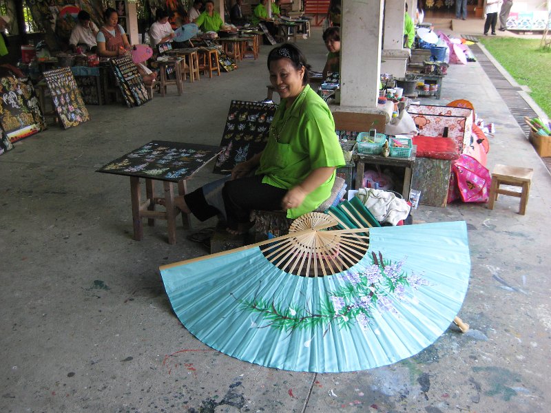 th_2011_341_chiang_mai_parasol_fabriek_A.JPG